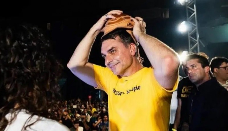 Michelle Bolsonaro confirma a aliados que Fl�vio Bolsonaro fugiu do Brasil