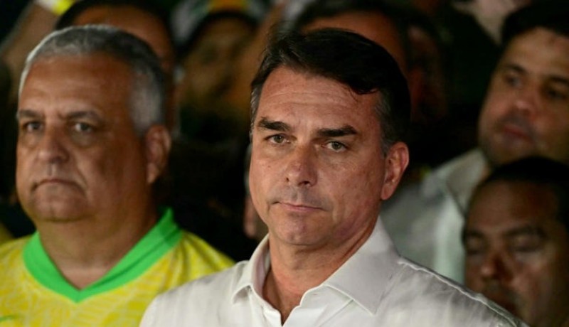 An�lise: A fuga de Fl�vio decreta o fim do bolsonarismo no Brasil