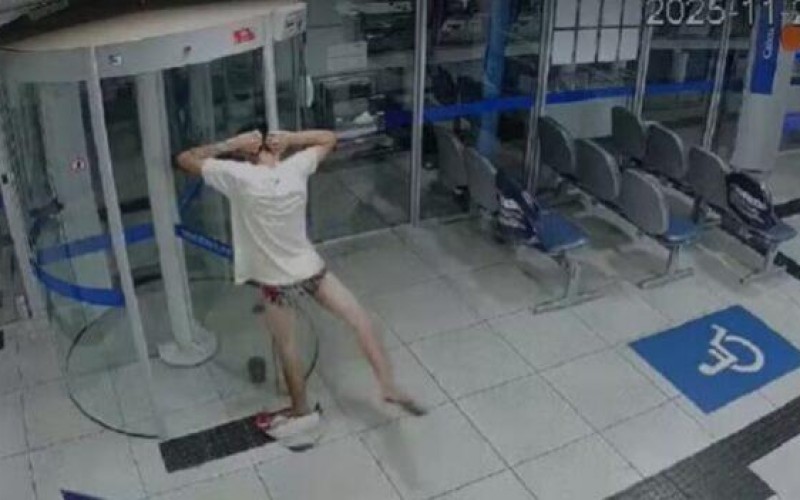 [V�DEO]: Ladr�o entala em porta girat�ria e fica de cueca durante invas�o a banco em MG