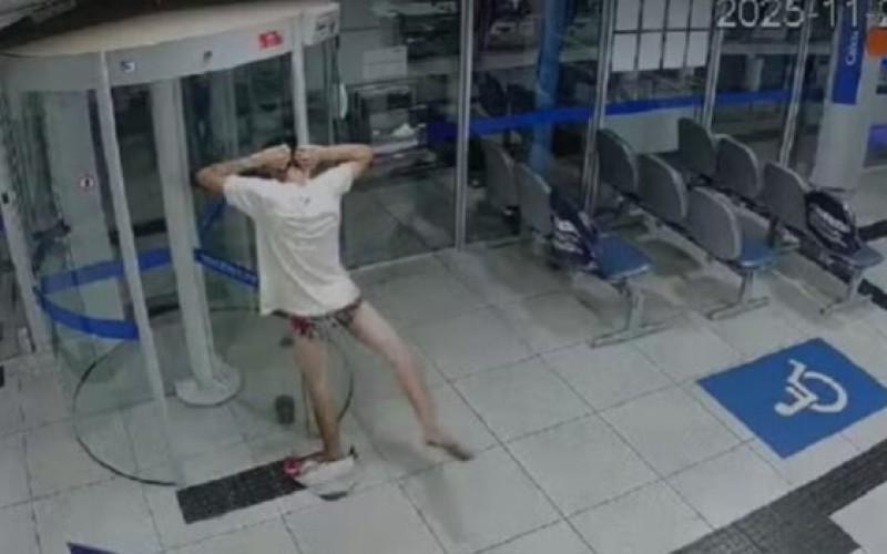 [VDEO]: Ladro entala em porta giratria e fica de cueca durante invaso a banco em MG