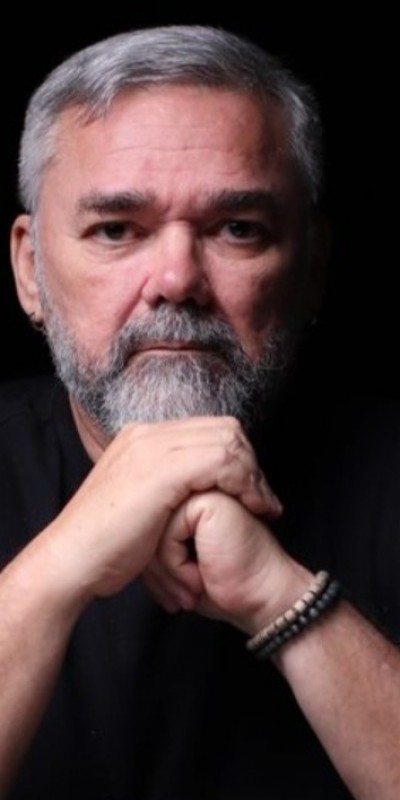 Escritor patoense lan�a pr�-venda de livro de poemas minimalistas 'S�S'