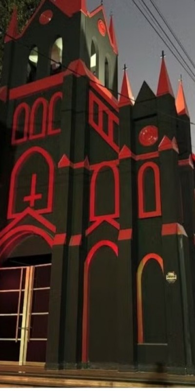 Igreja luciferiana chama aten��o com castelo �s margens de rodovia no Rio de Janero