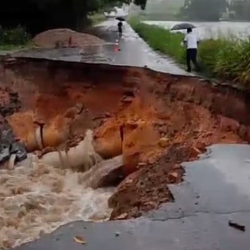 Cratera na PB-032 aumenta ap�s fortes chuvas e faixa da via � totalmente interditada, na Para�ba