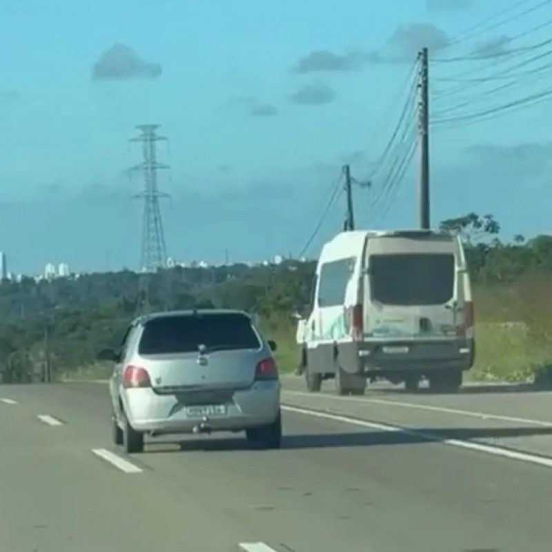 Van envolvida em discuss�o que terminou em capotamento � da Prefeitura de Alhandra; motorista foi preso
