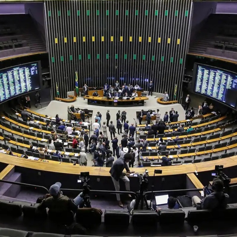 C�mara dos Deputados aprova PL que regulamenta venda de spray de pimenta para autodefesa das mulheres