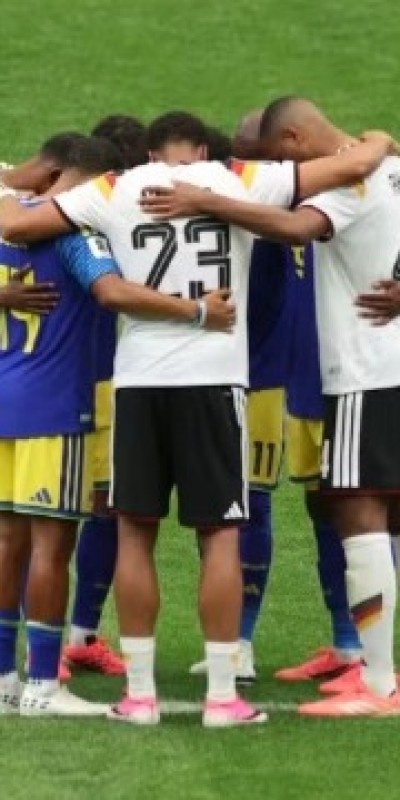 Jogadores de Alemanha e Cura�ao se abra�am e oram juntos ap�s goleada de 7 a 1 na Copa