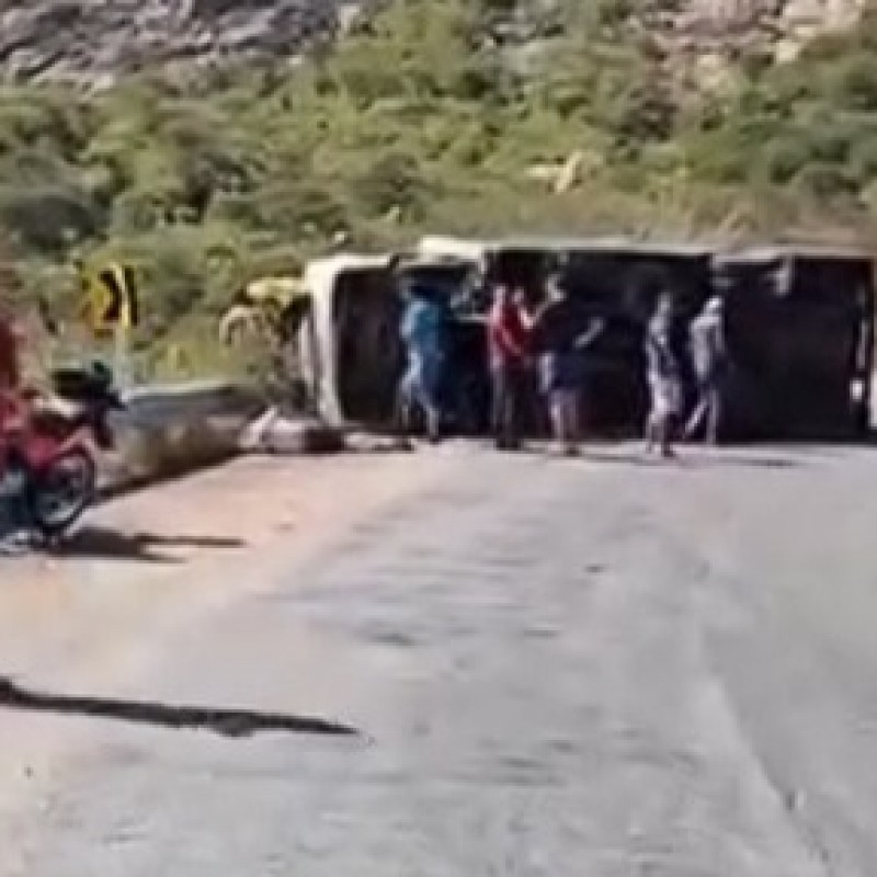 Caminh�o ba� carregado com equipamentos de som tomba no trecho da Serra do Teixeira, na rodovia PB-262