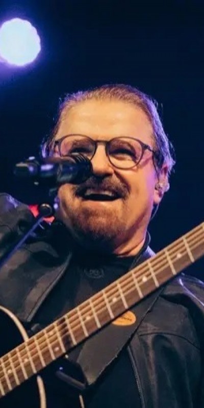 Asaph Borba celebra 50 anos de carreira reunindo seus grandes sucessos em �lbum