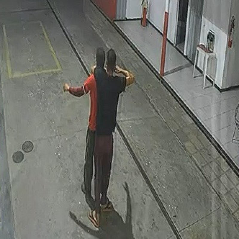 Dupla � presa quando comemorava assalto a posto em Condado; um dos homens usava tornozeleira eletr�nica