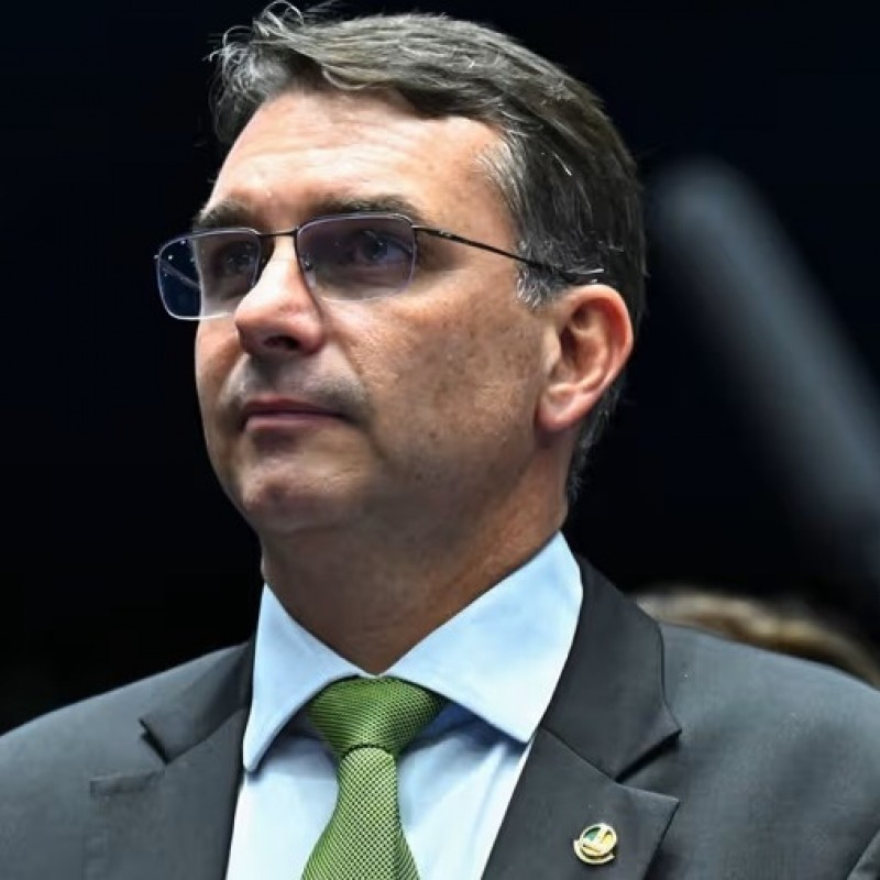 Em editorial, Folha de S�o Paulo aponta que Fl�vio Bolsonaro n�o tem a menor condi��o de ser presidente