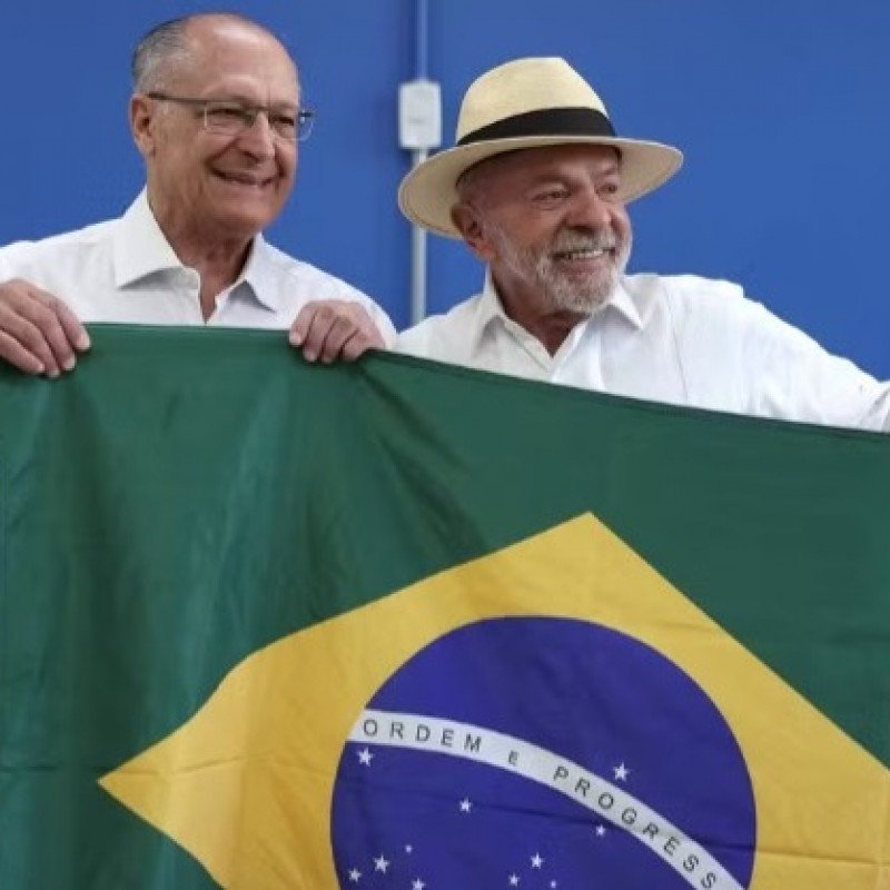 Lula vota em S�o Bernardo do Campo e diz: 'Brasil n�o vai para frente com venda de arma e miliciano'
