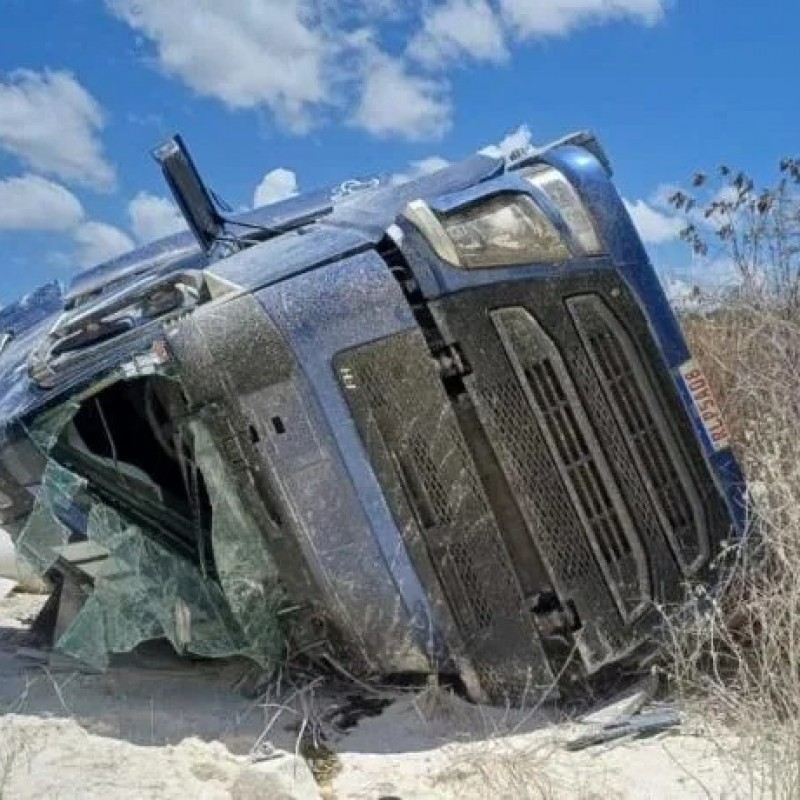 Motorista tomba carreta carregada com caulim para evitar colis�o durante manobra na BR-230, em Junco do Serid�