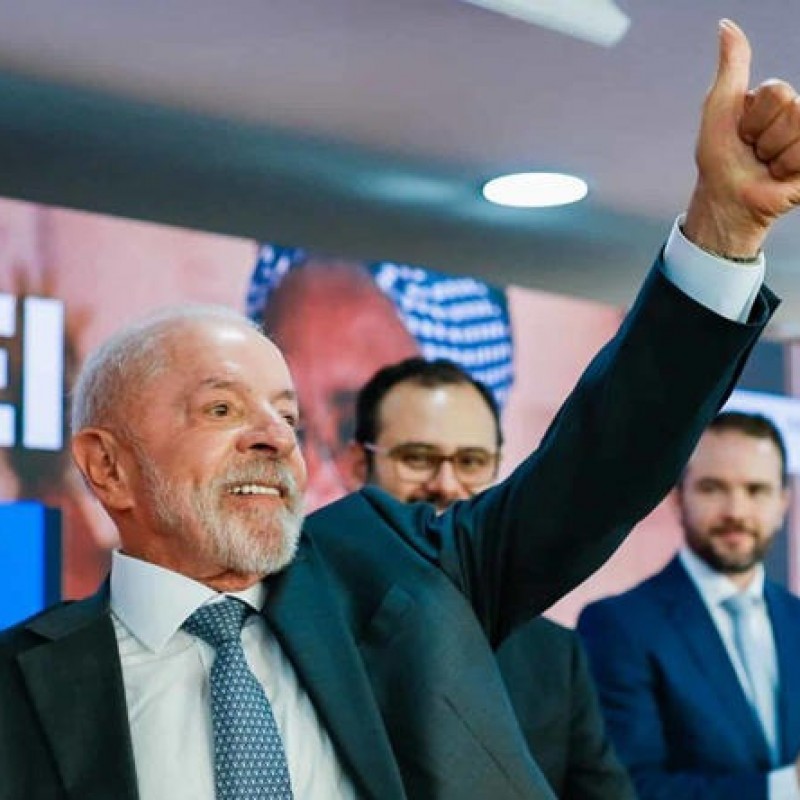 Lula ganha 10,3 milh�es de votos no 2� turno, mais do que a soma dos eliminados no 1� turno