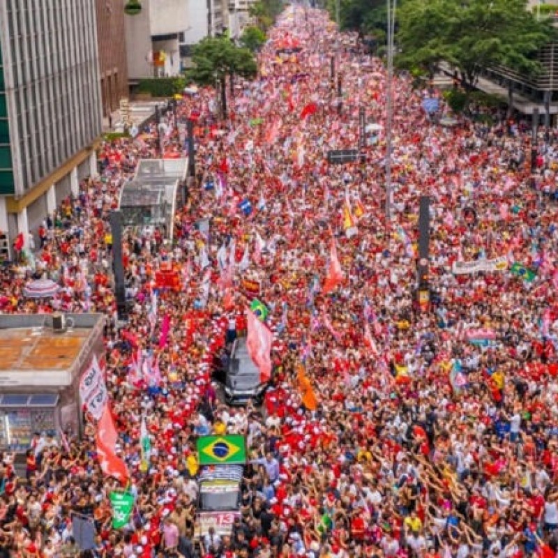 Ap�s garantirem virada de Lula, estudantes voltam �s ruas contra golpismo de Fl�vio Bolsonaro