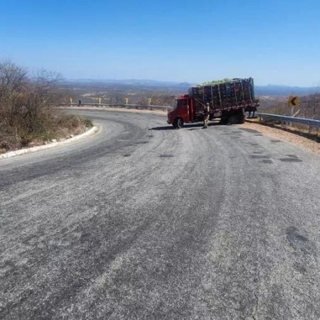 Caminhão desce Serra de Teixeira de ré após motor se desligar; motorista se salva pulando e evita tragédia