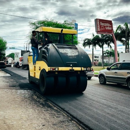 Recapeamento asfáltico avança em mais duas ruas no Centro de Patos
