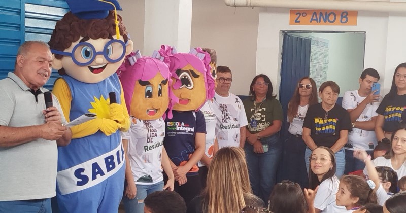 Mascote Sabix anima alunos da Escola Antônio Guedes para avaliações externas em Patos