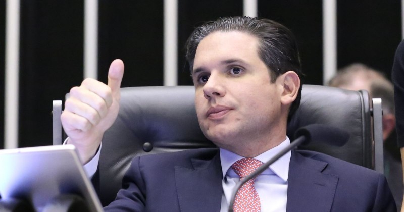 Hugo pauta e Câmara aprova 8 projetos em defesa da educação e da proteção das crianças em um só dia