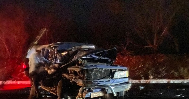 Camionete colide frontalmente com caminhão na BR-230 em Patos e deixa mulher ferida presa às ferragens