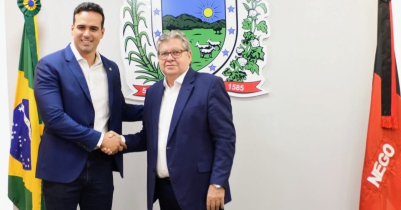João Azevêdo transmite cargo para vice-governador Lucas Ribeiro