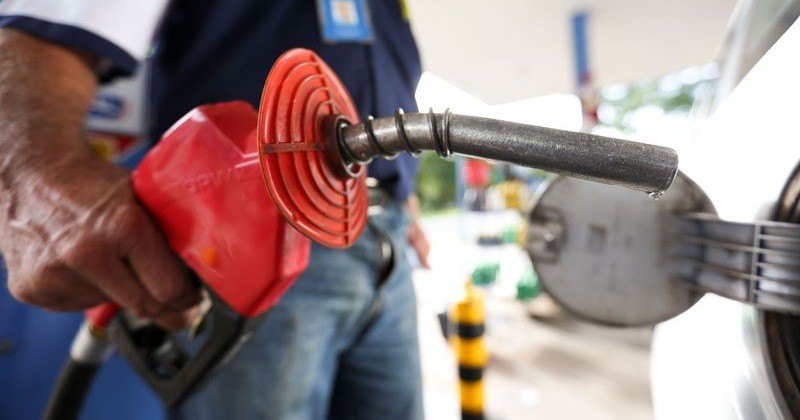 Petrobras anuncia redução de R$ 0,14 por litro de gasolina para distribuidoras