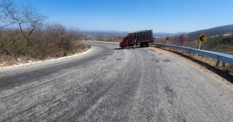 Caminhão desce Serra de Teixeira de ré após motor se desligar; motorista se salva pulando e evita tragédia