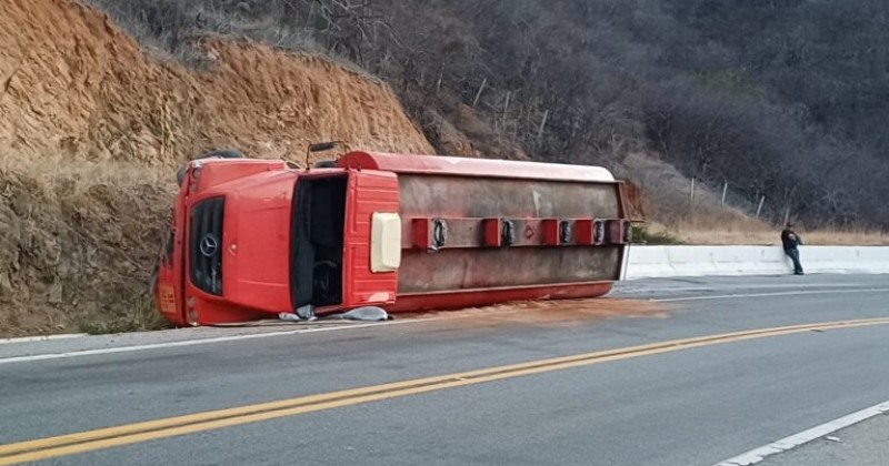 Trânsito é parcialmente liberado na Serra de Santa Luzia; caminhão segue tombado
