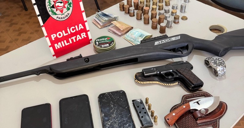 Polícia Militar prende horas depois suspeitos de roubo em Malta e apreende armas e objetos
