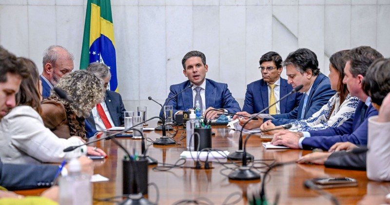 Hugo Motta cria comissão para debater decreto do MEC que compromete Apaes