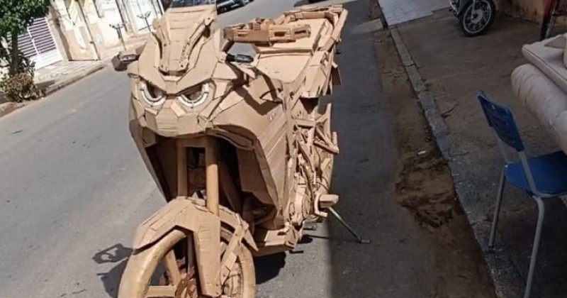 Estudante de física cria réplica de moto usando papelão na Paraíba